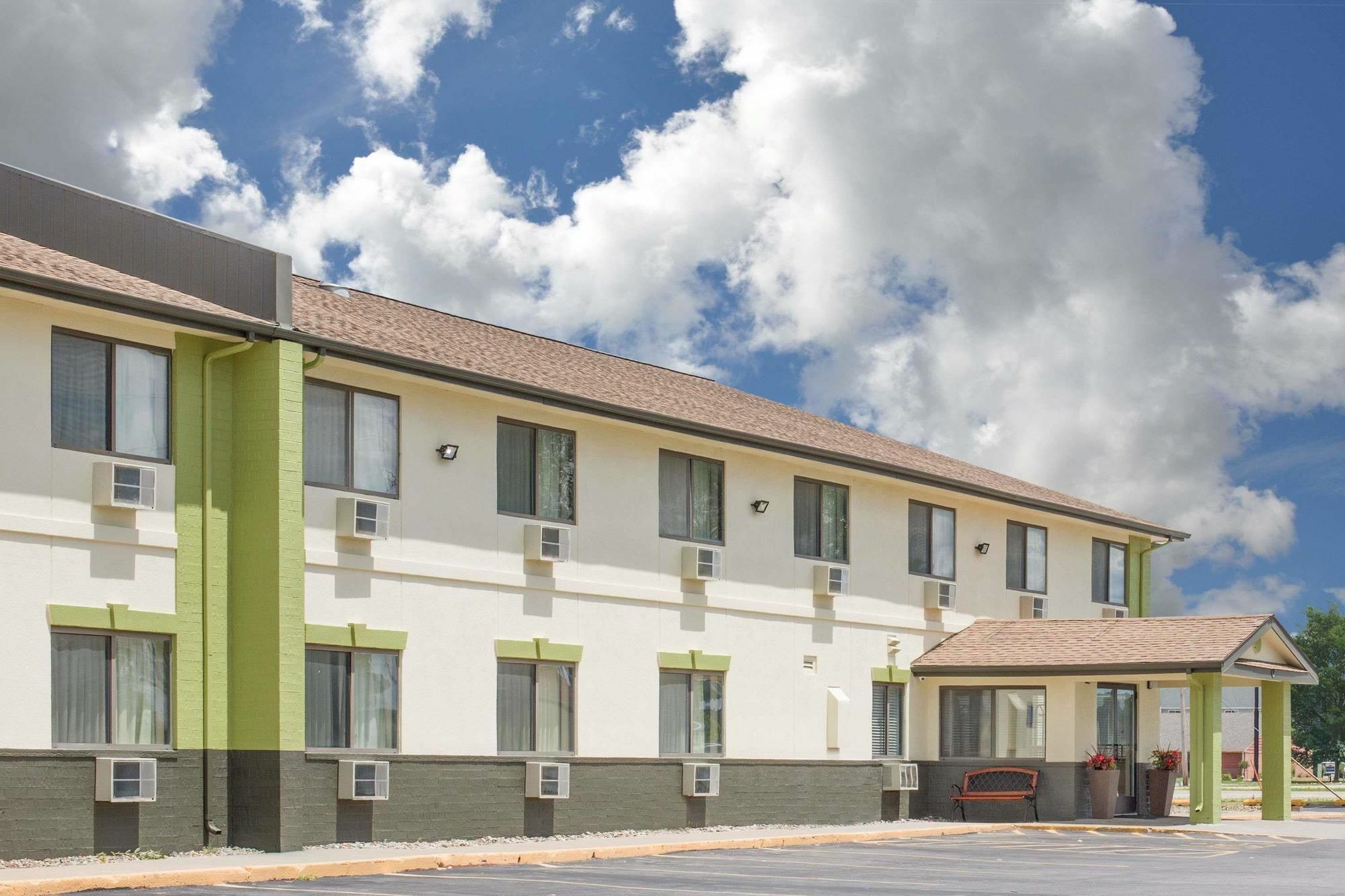 Baymont By Wyndham Ames Hotel Екстериор снимка